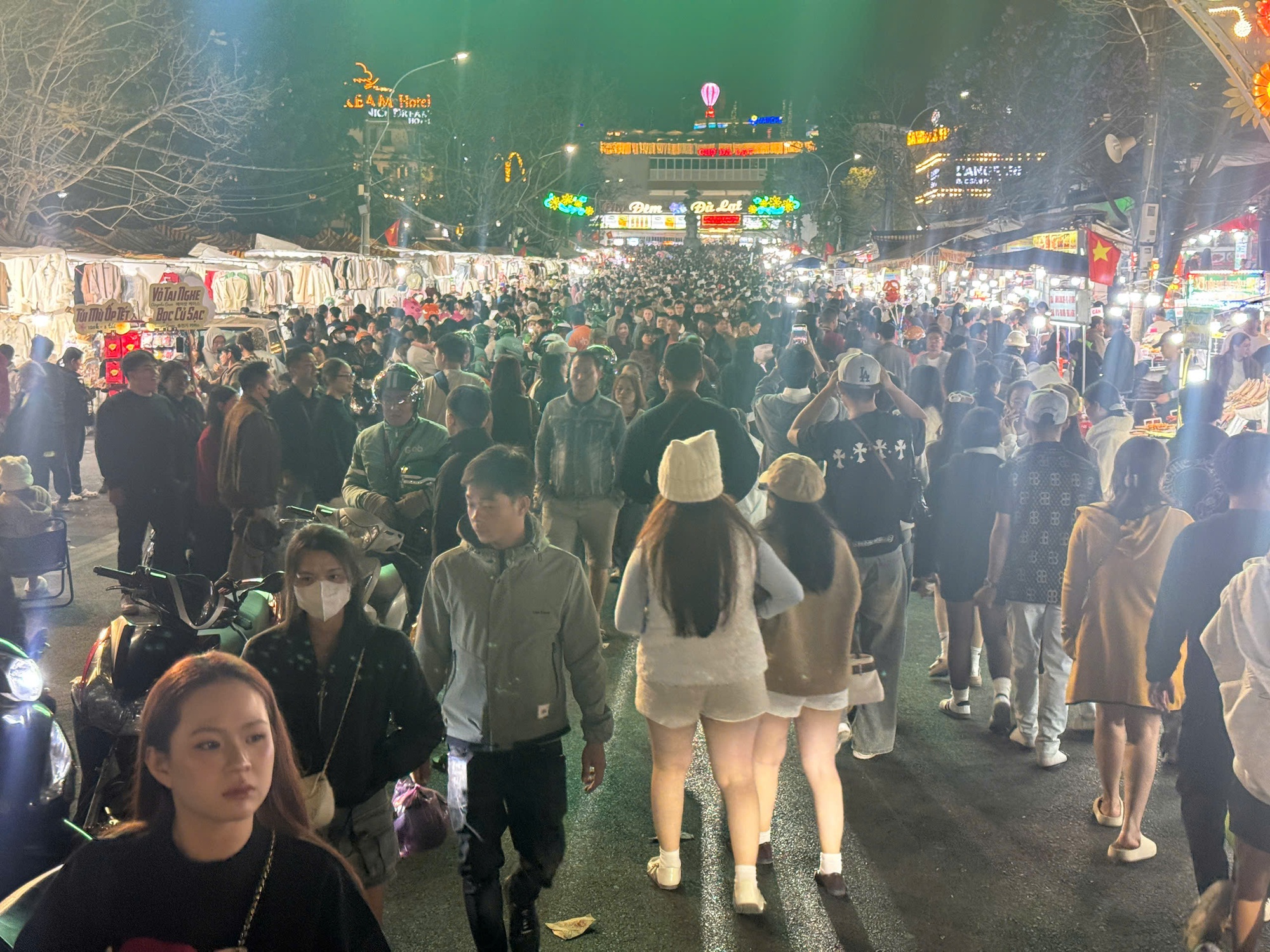 Lâm Đồng: Doanh thu du lịch chạm mốc 2.000 tỷ đồng dịp Tết Bính Ngọ 2026- Ảnh 2. Lâm Đồng: Doanh thu du lịch chạm mốc 2.000 tỷ đồng dịp Tết Bính Ngọ 2026- Ảnh 2.