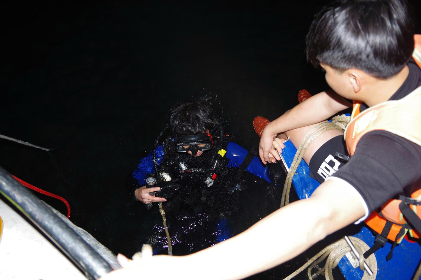 Hơn 500 người xuy&ecirc;n đ&ecirc;m t&igrave;m kiếm người mất t&iacute;ch trong vụ ch&igrave;m t&agrave;u tại L&agrave;o Cai- Ảnh 3.