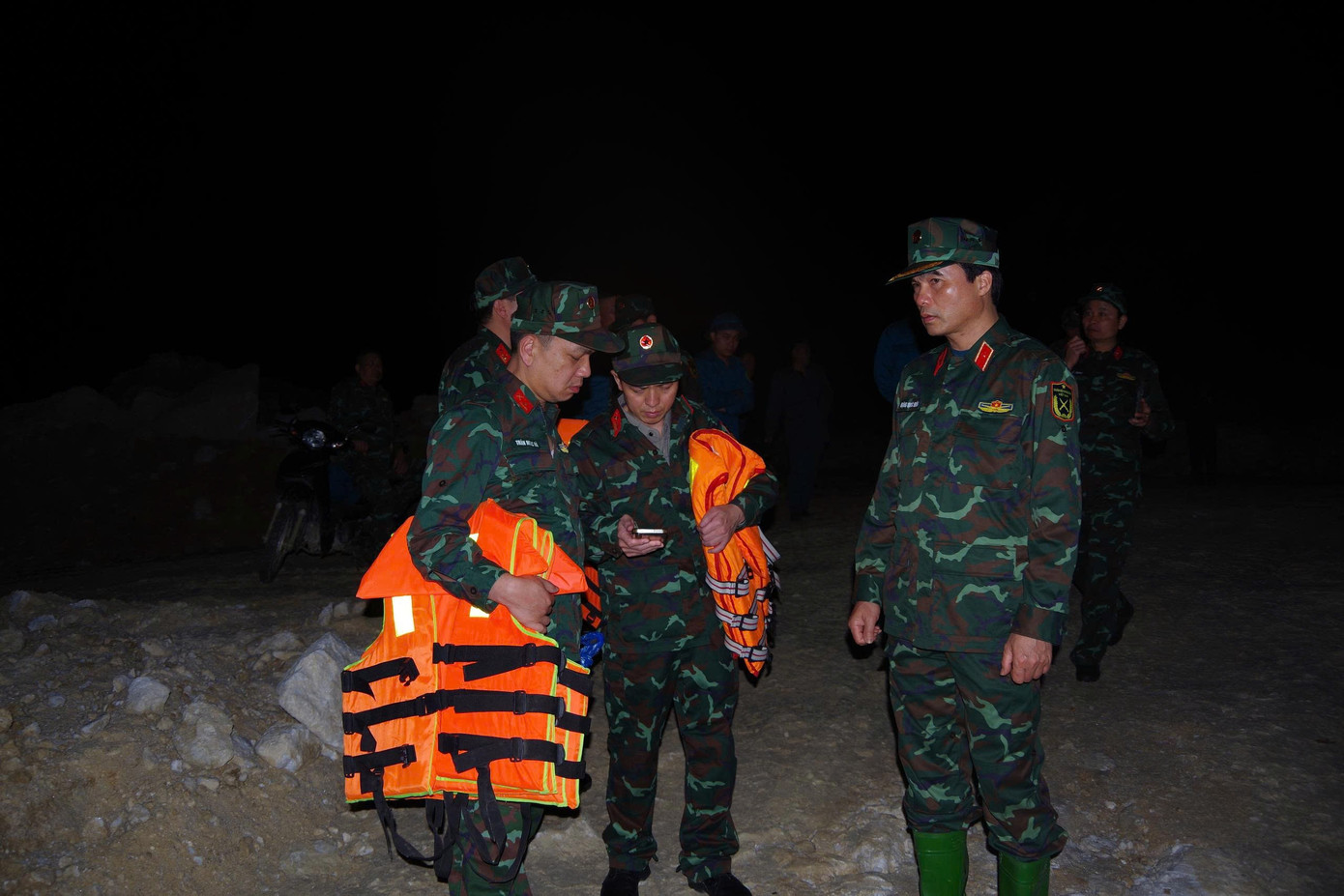 Hơn 500 người xuy&ecirc;n đ&ecirc;m t&igrave;m kiếm người mất t&iacute;ch trong vụ ch&igrave;m t&agrave;u tại L&agrave;o Cai- Ảnh 1.