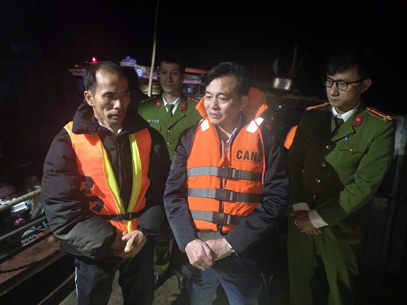 Hơn 500 người xuy&ecirc;n đ&ecirc;m t&igrave;m kiếm người mất t&iacute;ch trong vụ ch&igrave;m t&agrave;u tại L&agrave;o Cai- Ảnh 4.