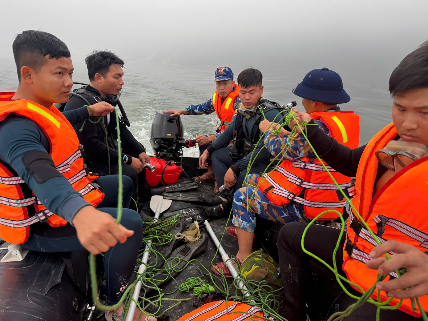 Hơn 500 người xuy&ecirc;n đ&ecirc;m t&igrave;m kiếm người mất t&iacute;ch trong vụ ch&igrave;m t&agrave;u tại L&agrave;o Cai- Ảnh 5.