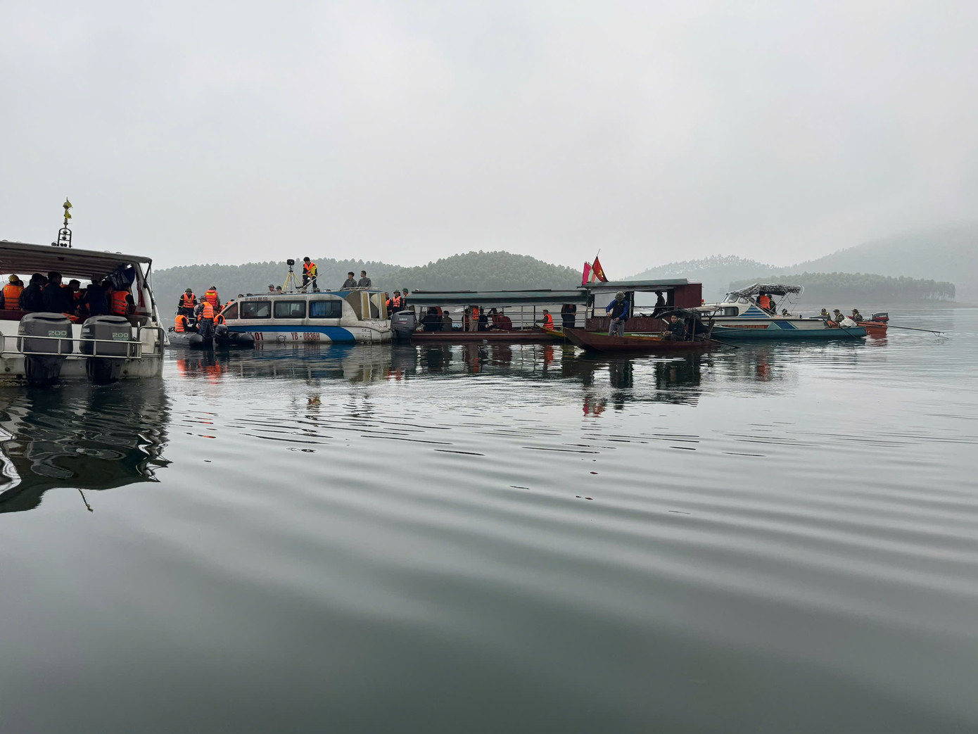 Hơn 500 người xuy&ecirc;n đ&ecirc;m t&igrave;m kiếm người mất t&iacute;ch trong vụ ch&igrave;m t&agrave;u tại L&agrave;o Cai- Ảnh 8.