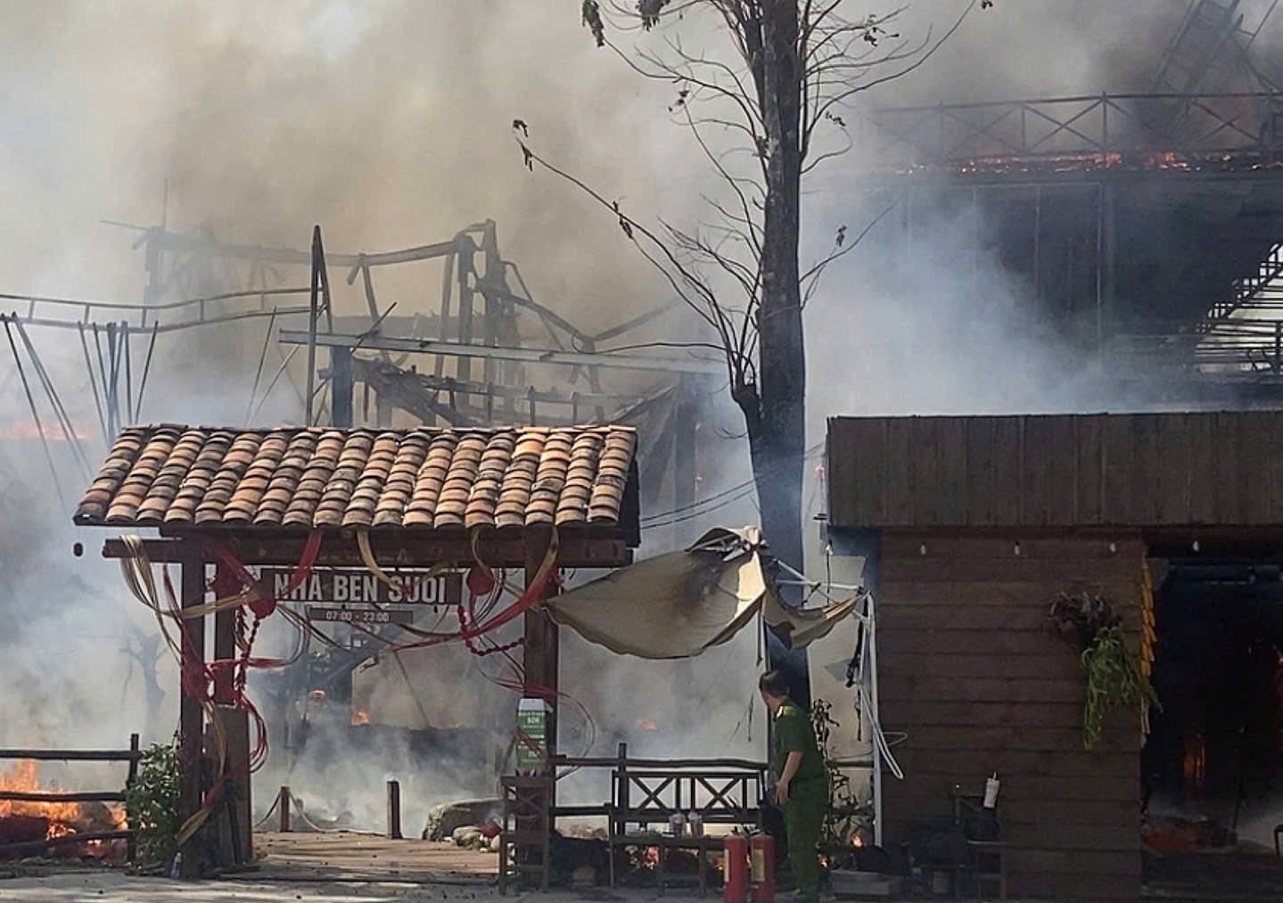 Cháy lớn quán cà phê ở TPHCM- Ảnh 2. Cháy lớn quán cà phê ở TPHCM- Ảnh 2.