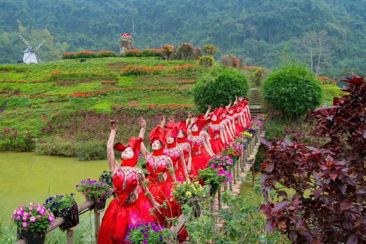 Ninh B&igrave;nh đ&oacute;n hơn 2,3 triệu lượt kh&aacute;ch 9 ng&agrave;y Tết- Ảnh 1.