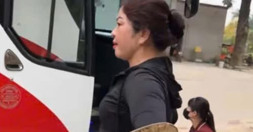 T&igrave;nh tiết tăng nặng đối với người phụ nữ chửi bới, r&uacute;t ch&igrave;a kho&aacute; thu tiền đỗ xe của người đi lễ- Ảnh 2.