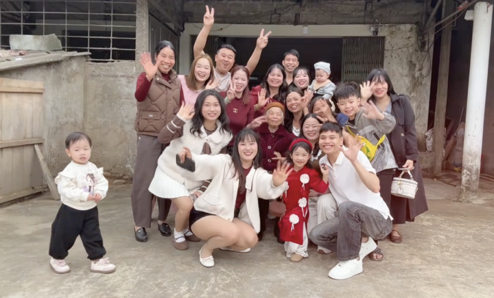 Trend "chạy v&agrave;o &ocirc;m &ocirc;ng b&agrave;" g&acirc;y sốt mạng đầu năm mới B&iacute;nh Ngọ- Ảnh 3.