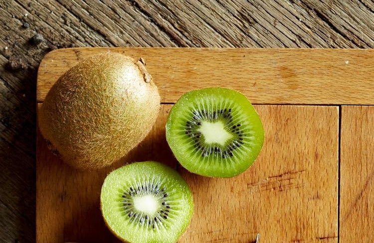 Kh&oacute; đại tiện v&igrave; ăn qu&aacute; nhiều thịt c&aacute; dịp nghỉ Tết? 5 loại tr&aacute;i c&acirc;y l&agrave; "thuốc b&ocirc;i trơn đường ruột", loại đầu bảng n&ecirc;n ăn cả vỏ- Ảnh 1.