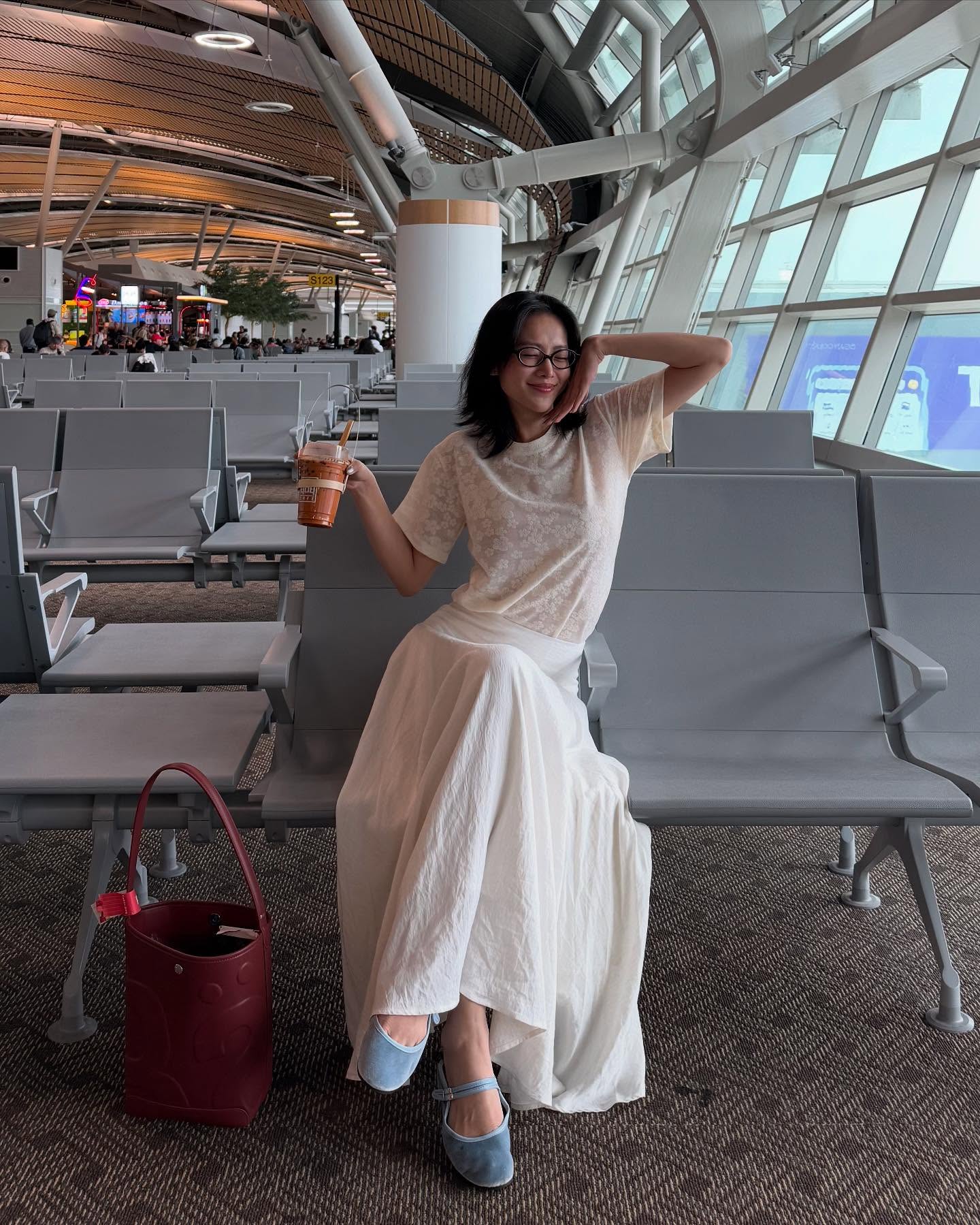 Nh&igrave;n mỹ nh&acirc;n n&agrave;y l&agrave; muốn sắm ch&acirc;n v&aacute;y trắng ngay lập tức- Ảnh 1.