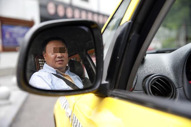 Nam t&agrave;i xế taxi thường xuy&ecirc;n x&igrave; hơi khi chở kh&aacute;ch, đi kh&aacute;m mới lộ ra KHỐI U KHỔNG LỒ đang "bức tử" nhiều cơ quan- Ảnh 1.