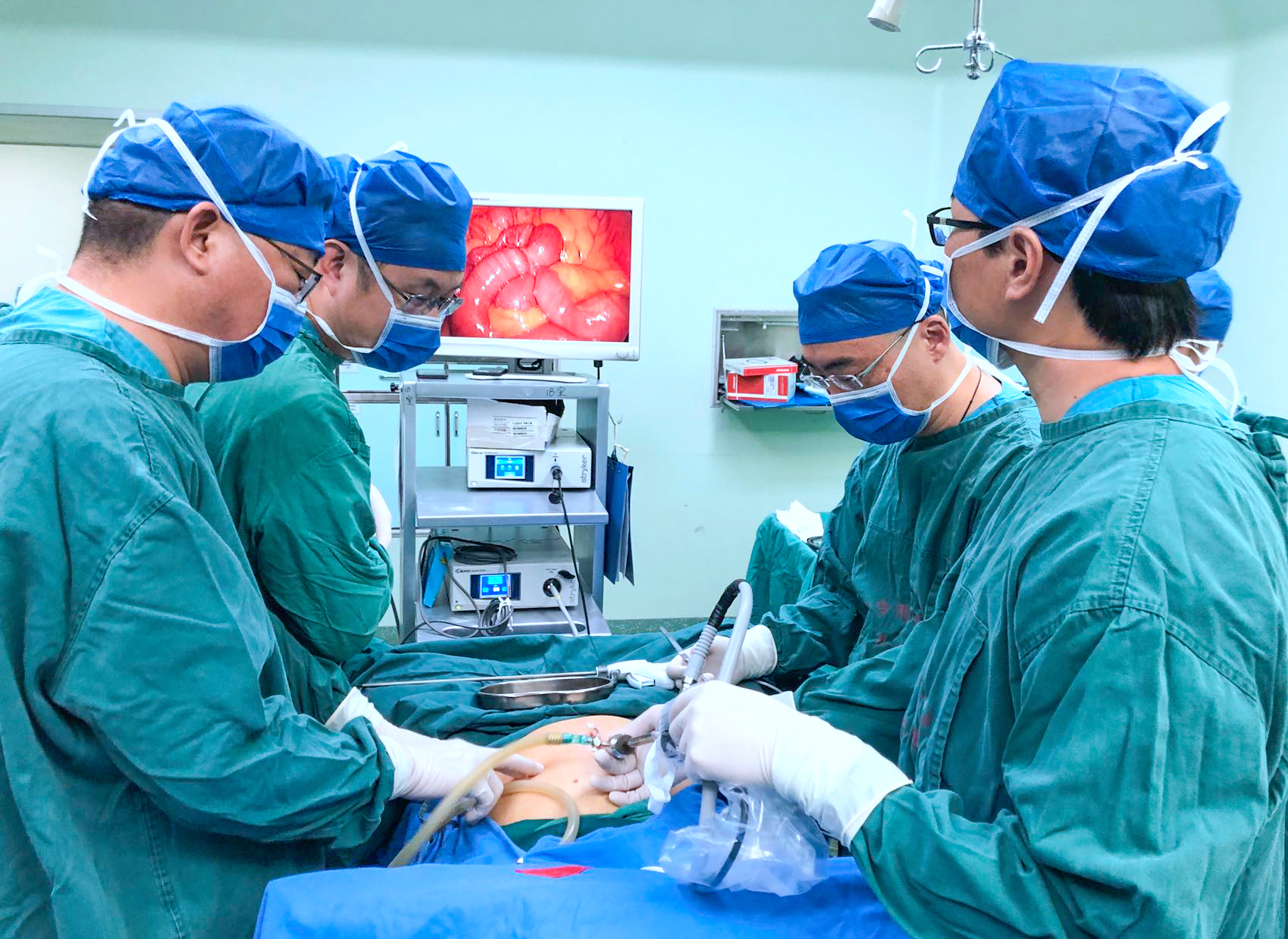 Nam t&agrave;i xế taxi thường xuy&ecirc;n x&igrave; hơi khi chở kh&aacute;ch, đi kh&aacute;m mới lộ ra KHỐI U KHỔNG LỒ đang "bức tử" nhiều cơ quan- Ảnh 2.