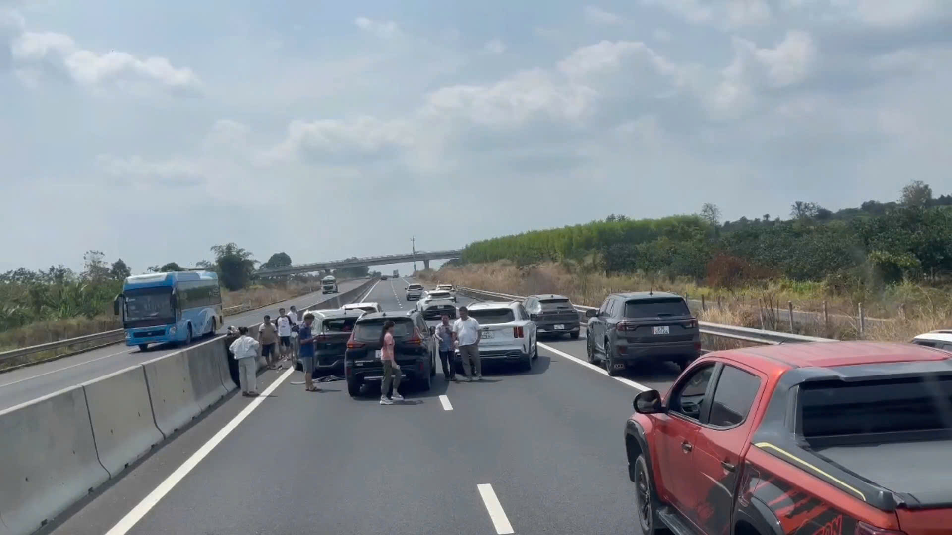 Va chạm liên hoàn trên cao tốc Phan Thiết - Dầu Giây- Ảnh 1.