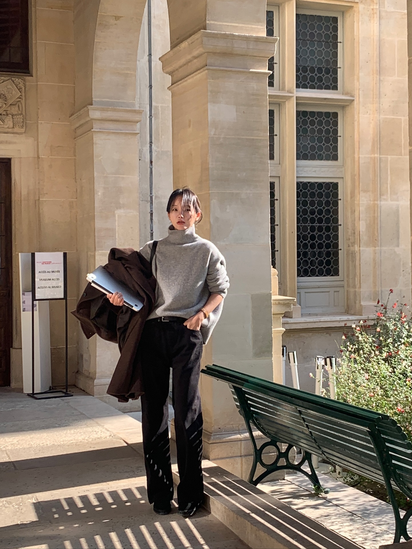 4 mẫu quần dài hoàn hảo dành cho phụ nữ trên 40 tuổi- Ảnh 4. 4 mẫu quần dài hoàn hảo dành cho phụ nữ trên 40 tuổi- Ảnh 4.