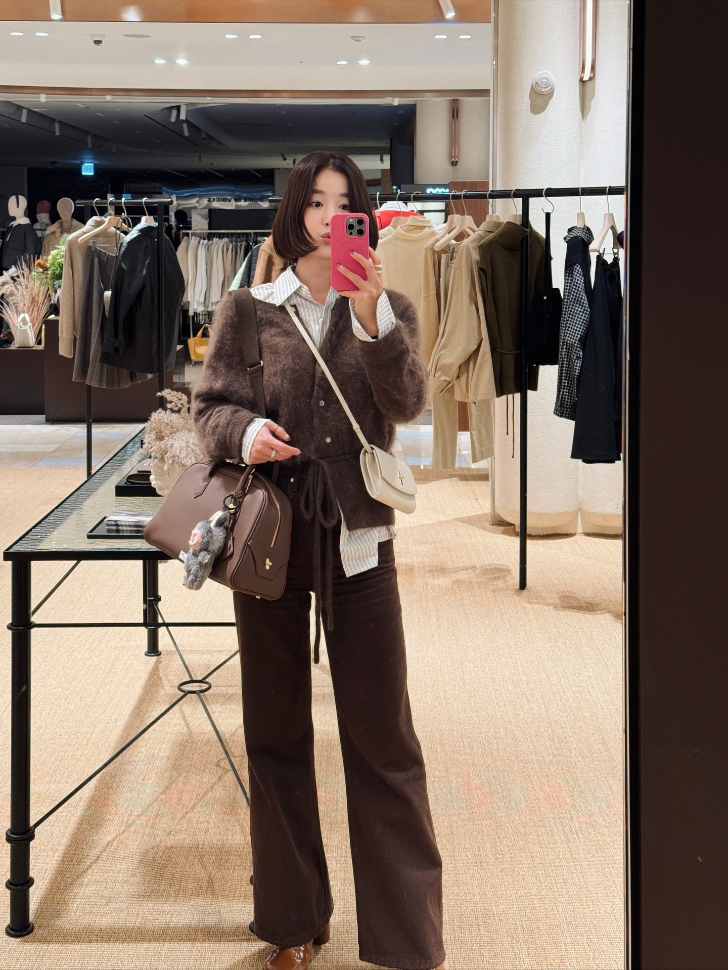 4 mẫu quần dài hoàn hảo dành cho phụ nữ trên 40 tuổi- Ảnh 6. 4 mẫu quần dài hoàn hảo dành cho phụ nữ trên 40 tuổi- Ảnh 6.