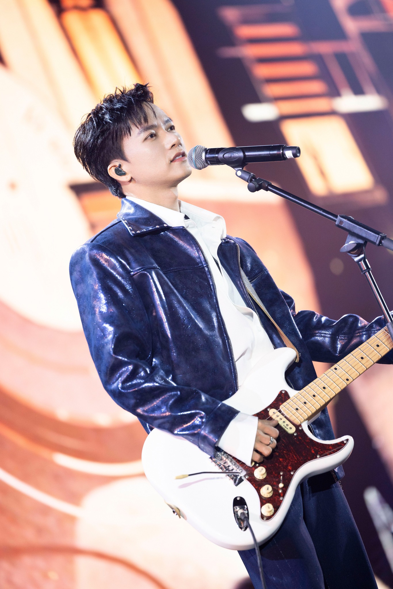 Nhận kh&ocirc;ng ra nhạc sĩ đắt show nhất Việt Nam đi &ldquo;chạy show&rdquo; Tết- Ảnh 4.