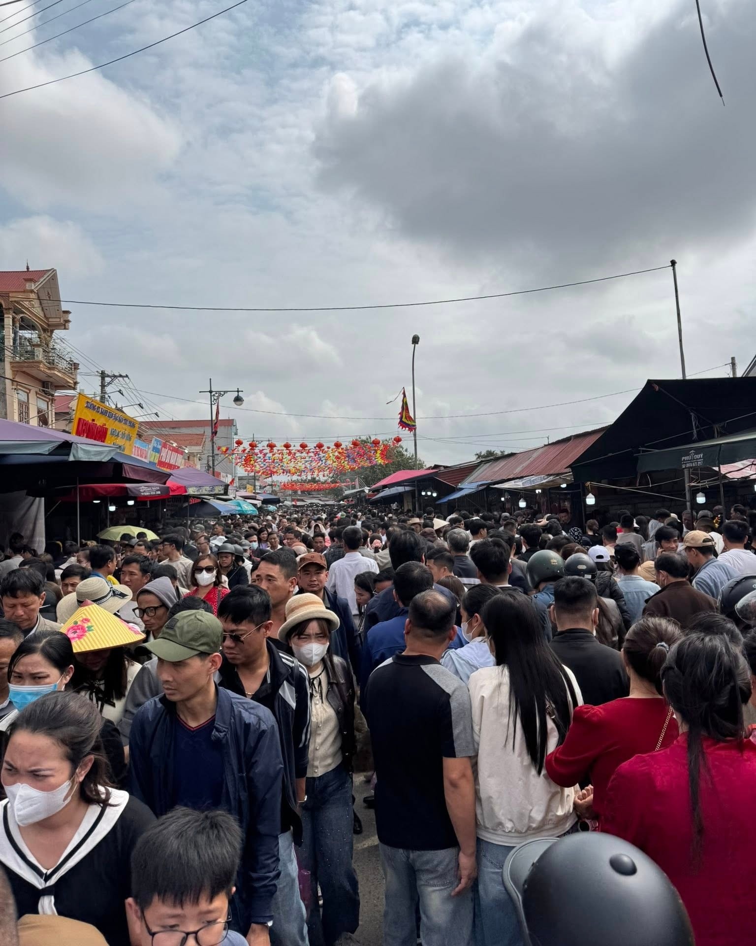 Cảnh tượng tại nơi chỉ họp chợ duy nhất 1 lần trong năm: Đ&ecirc;m nay mới l&agrave; ch&iacute;nh hội- Ảnh 6.