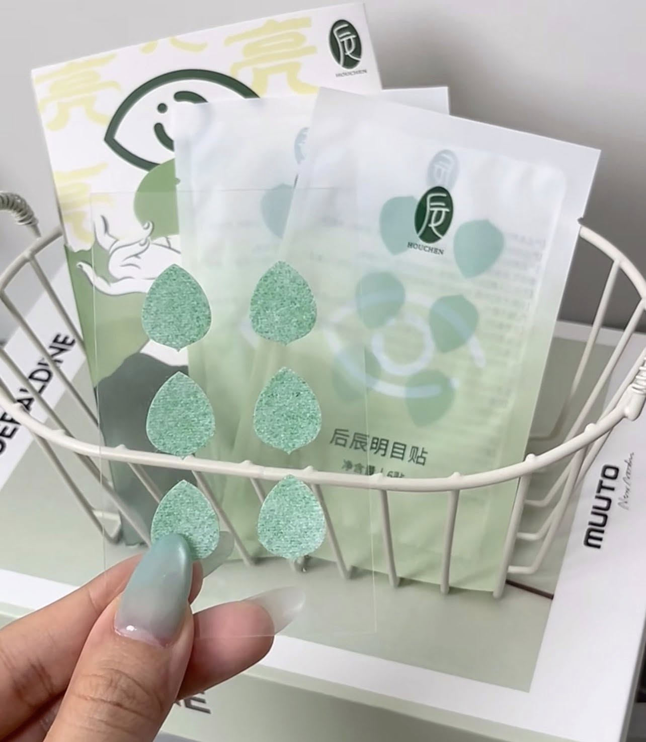 Triệu Lộ Tư d&ugrave;ng miếng d&aacute;n nhỏ x&iacute;u dưỡng da mắt hết mệt mỏi, l&ecirc;n h&igrave;nh 3 gi&acirc;y cửa h&agrave;ng b&aacute;n sạch 30 ngh&igrave;n bộ- Ảnh 2.