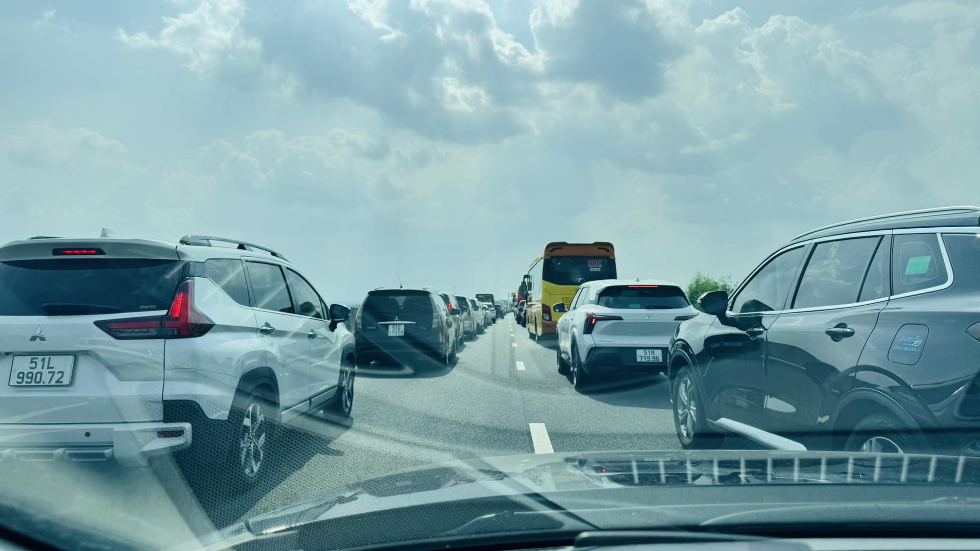 Va chạm liên hoàn trên cao tốc Phan Thiết - Dầu Giây- Ảnh 2.