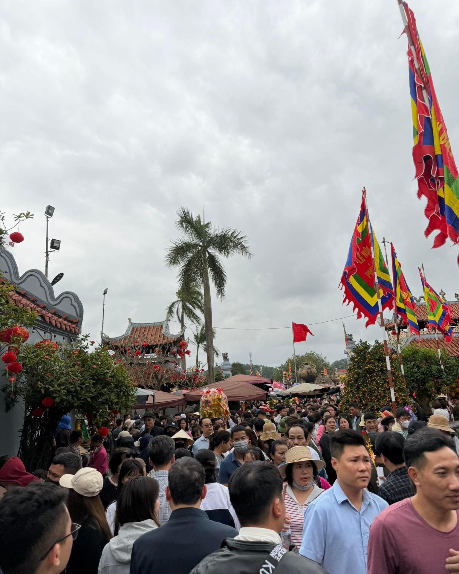 Cảnh tượng tại nơi chỉ họp chợ duy nhất 1 lần trong năm: Đ&ecirc;m nay mới l&agrave; ch&iacute;nh hội- Ảnh 5.