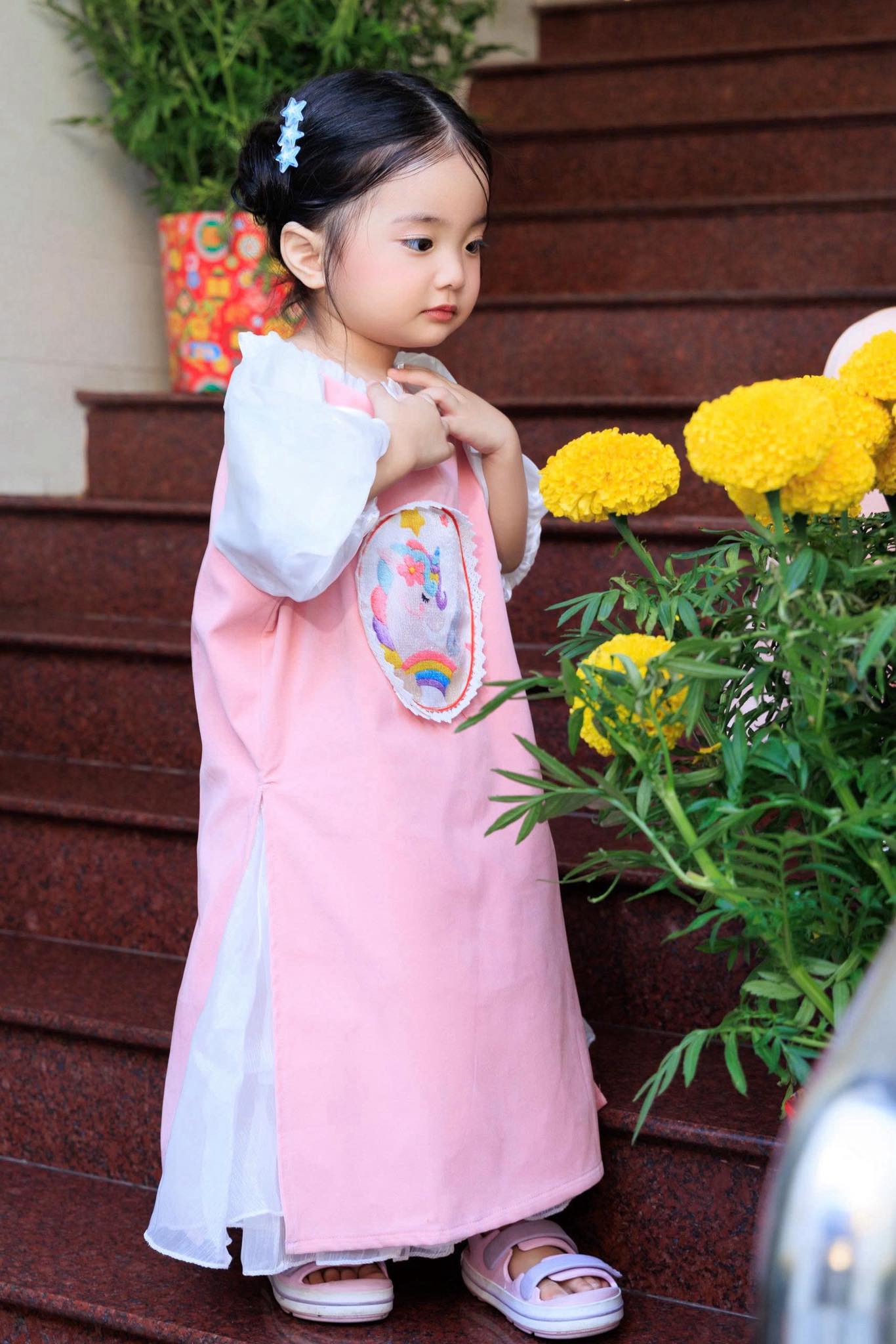 Đừng nh&igrave;n Lisa nh&agrave; Kh&aacute;nh Thi - Phan Hiển xinh y&ecirc;u như b&uacute;p b&ecirc; m&agrave; nhầm, c&ocirc; nh&oacute;c bị phạt v&igrave; bắt nạt anh trai đ&acirc;y n&agrave;y!- Ảnh 2.