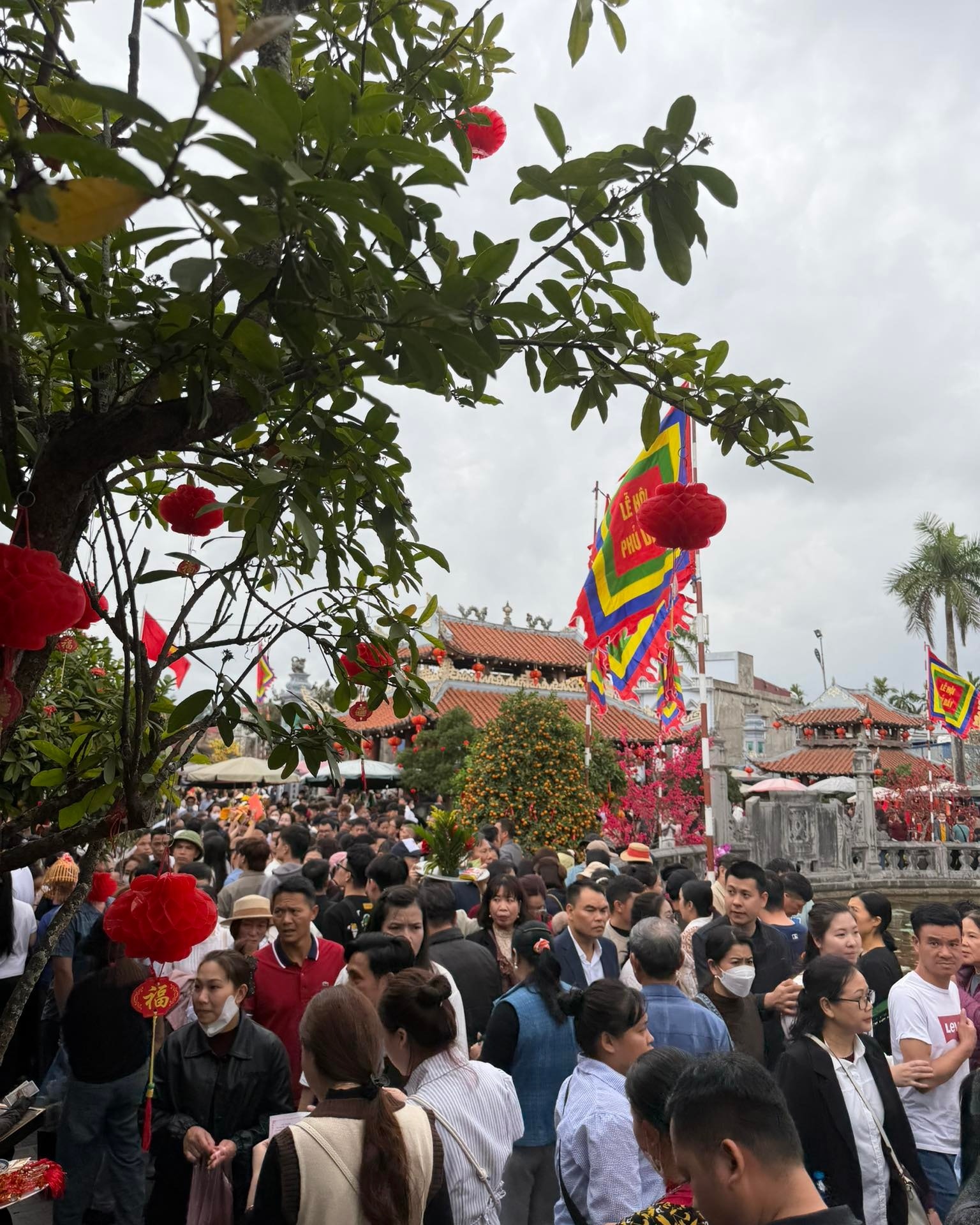 Cảnh tượng tại nơi chỉ họp chợ duy nhất 1 lần trong năm: Đ&ecirc;m nay mới l&agrave; ch&iacute;nh hội- Ảnh 7.