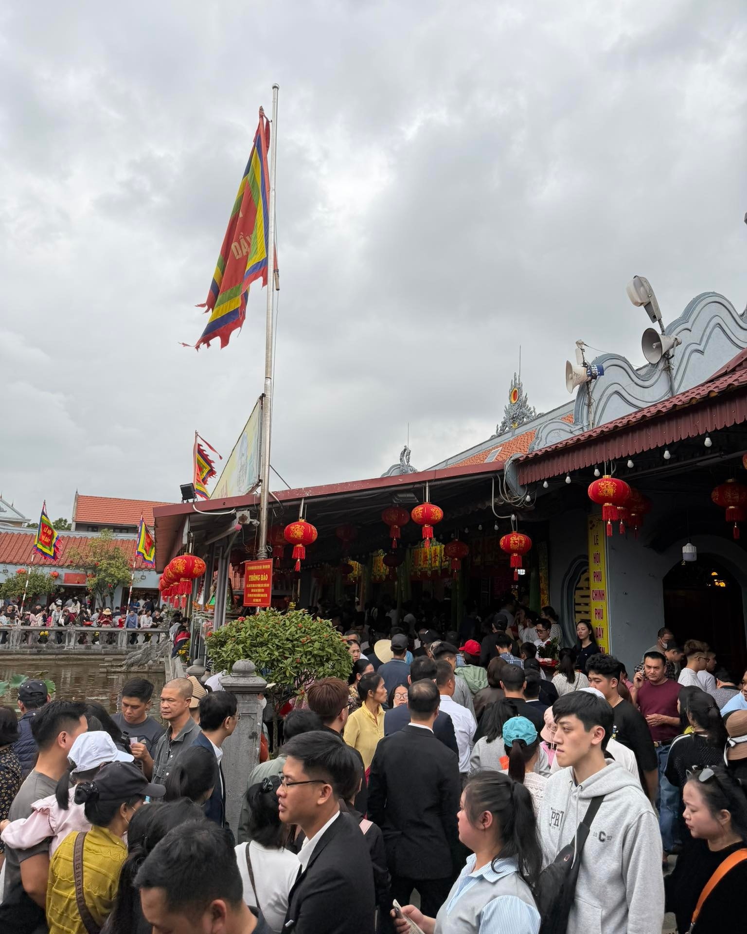 Cảnh tượng tại nơi chỉ họp chợ duy nhất 1 lần trong năm: Đ&ecirc;m nay mới l&agrave; ch&iacute;nh hội- Ảnh 8.