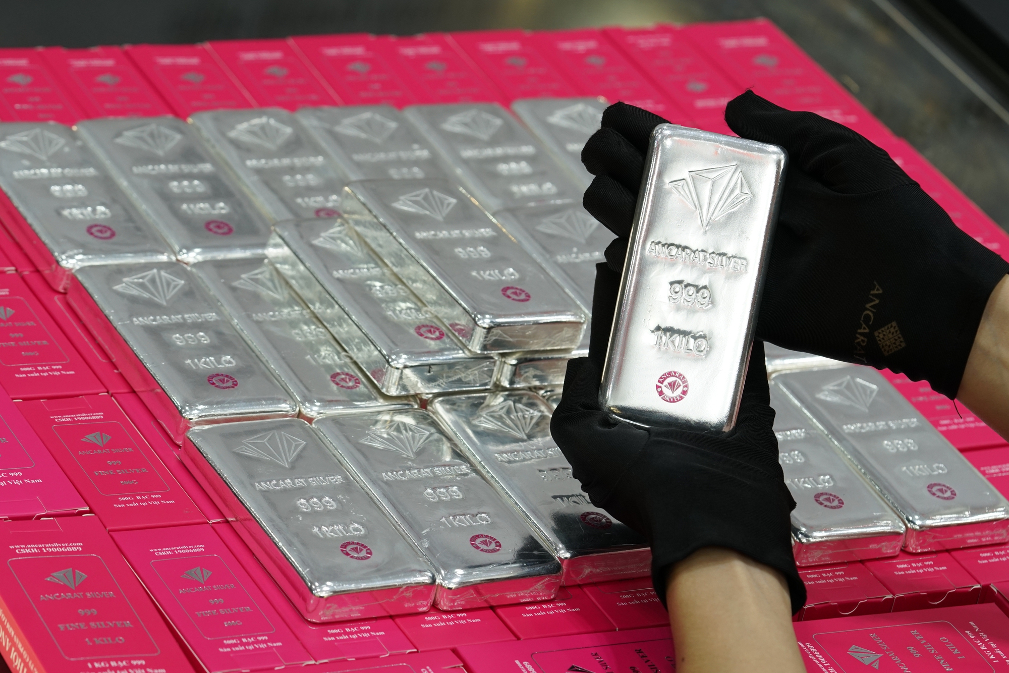 S&aacute;ng 23-2, gi&aacute; v&agrave;ng tăng 1,6 triệu đồng/lượng, gi&aacute; bạc cũng tăng vọt- Ảnh 2.