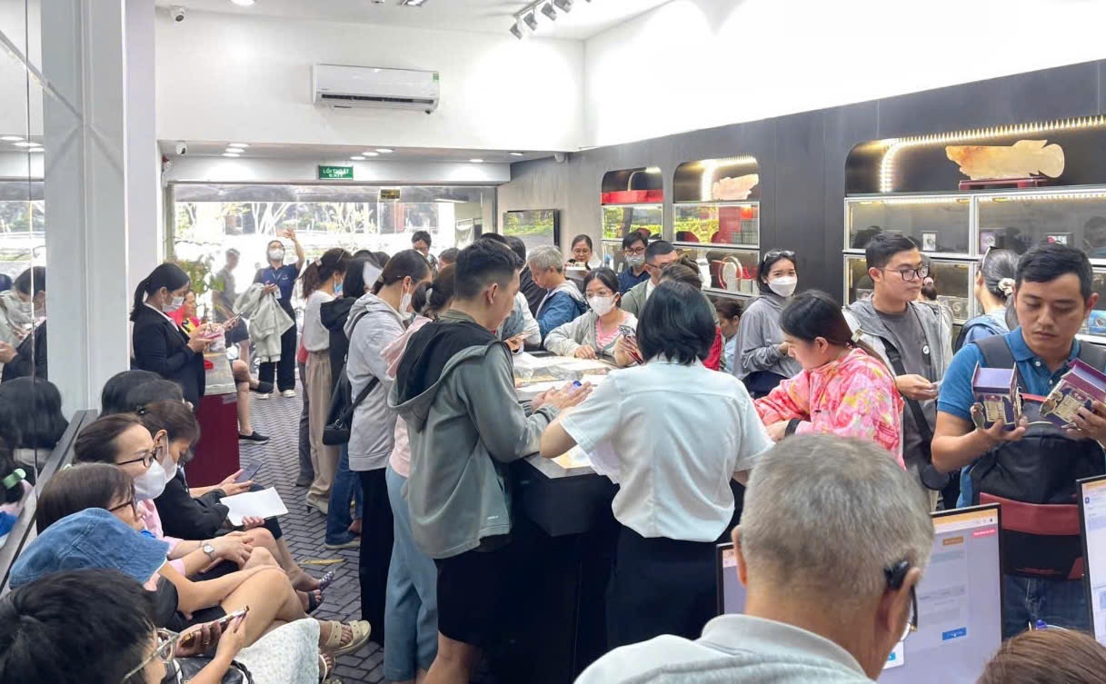 Người d&acirc;n TPHCM đổ x&ocirc; mua v&agrave;ng, bạc, gửi tiết kiệm ngay ng&agrave;y l&agrave;m việc đầu năm- Ảnh 3.