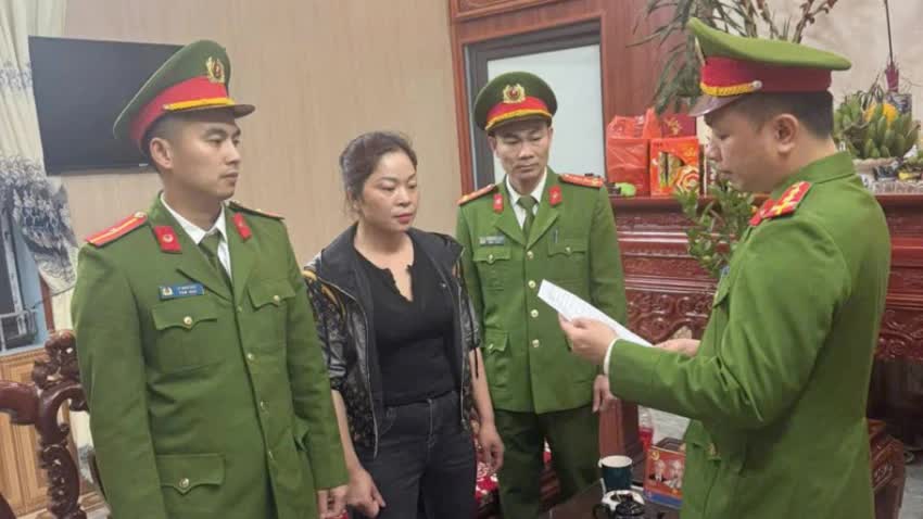 T&igrave;nh tiết tăng nặng đối với người phụ nữ chửi bới, r&uacute;t ch&igrave;a kho&aacute; thu tiền đỗ xe của người đi lễ- Ảnh 1.