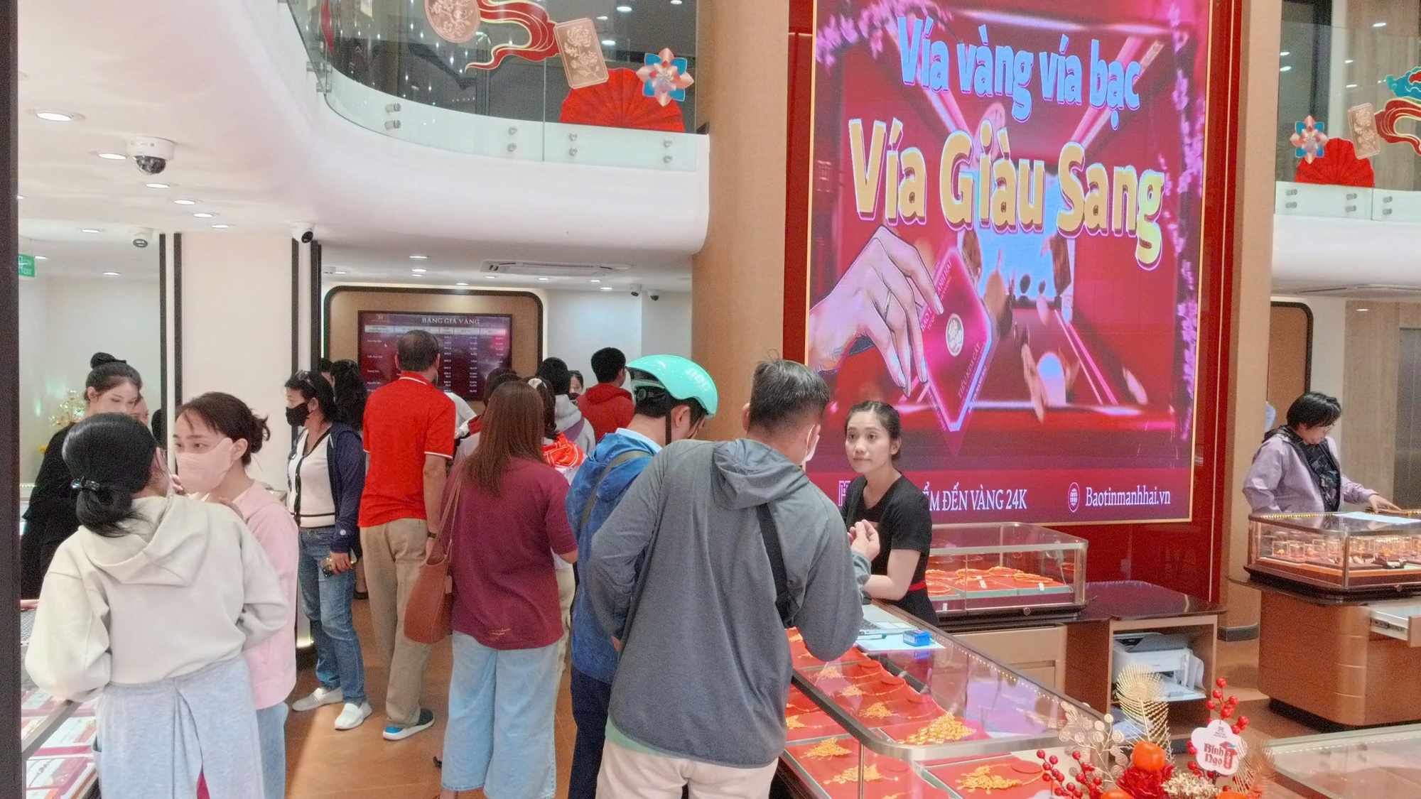 Người d&acirc;n TPHCM đổ x&ocirc; mua v&agrave;ng, bạc, gửi tiết kiệm ngay ng&agrave;y l&agrave;m việc đầu năm- Ảnh 4.