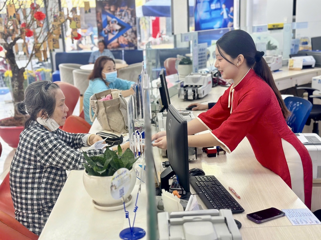 Người d&acirc;n TPHCM đổ x&ocirc; mua v&agrave;ng, bạc, gửi tiết kiệm ngay ng&agrave;y l&agrave;m việc đầu năm- Ảnh 5.