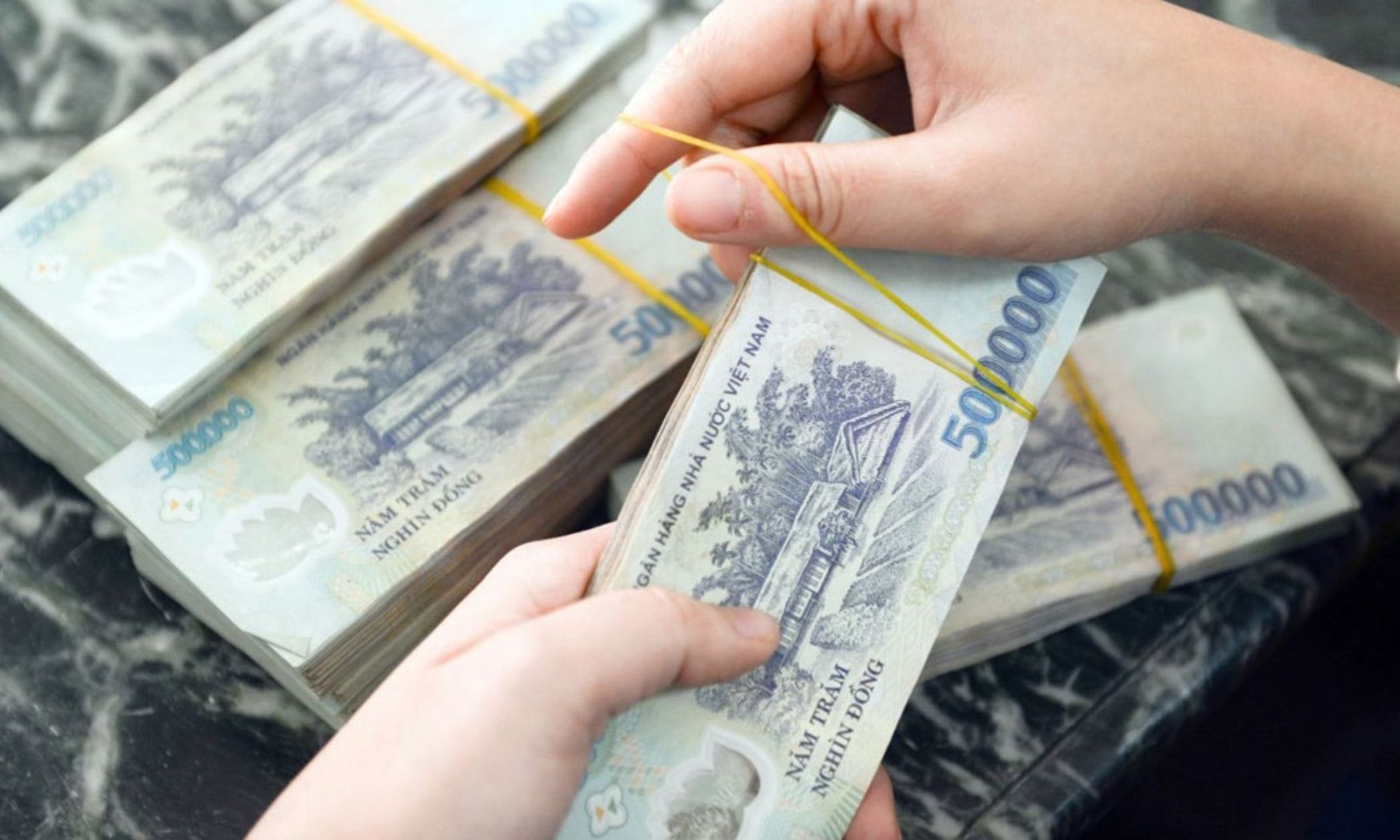 H&agrave;ng trăm ngh&igrave;n gi&aacute;o vi&ecirc;n H&agrave; Nội chuẩn bị nhận 4 th&aacute;ng tiền thưởng: Hơn 35,3 tỉ đồng đ&atilde; được tạm cấp để chi thưởng- Ảnh 1.