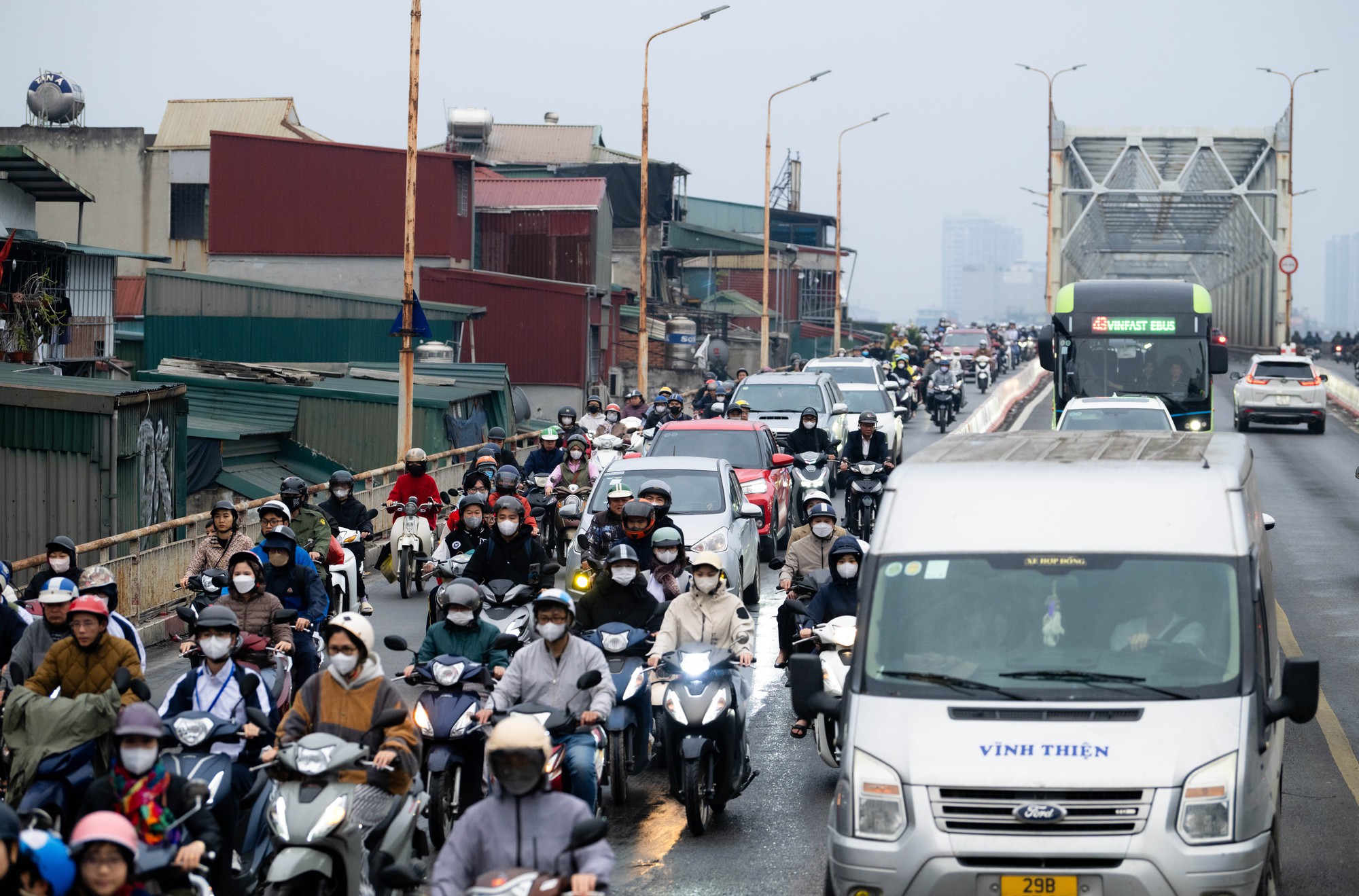 S&aacute;ng khai xu&acirc;n, d&acirc;n c&ocirc;ng sở H&agrave; Nội đối mặt "kiếp nạn" đầu ti&ecirc;n của năm mới- Ảnh 7.