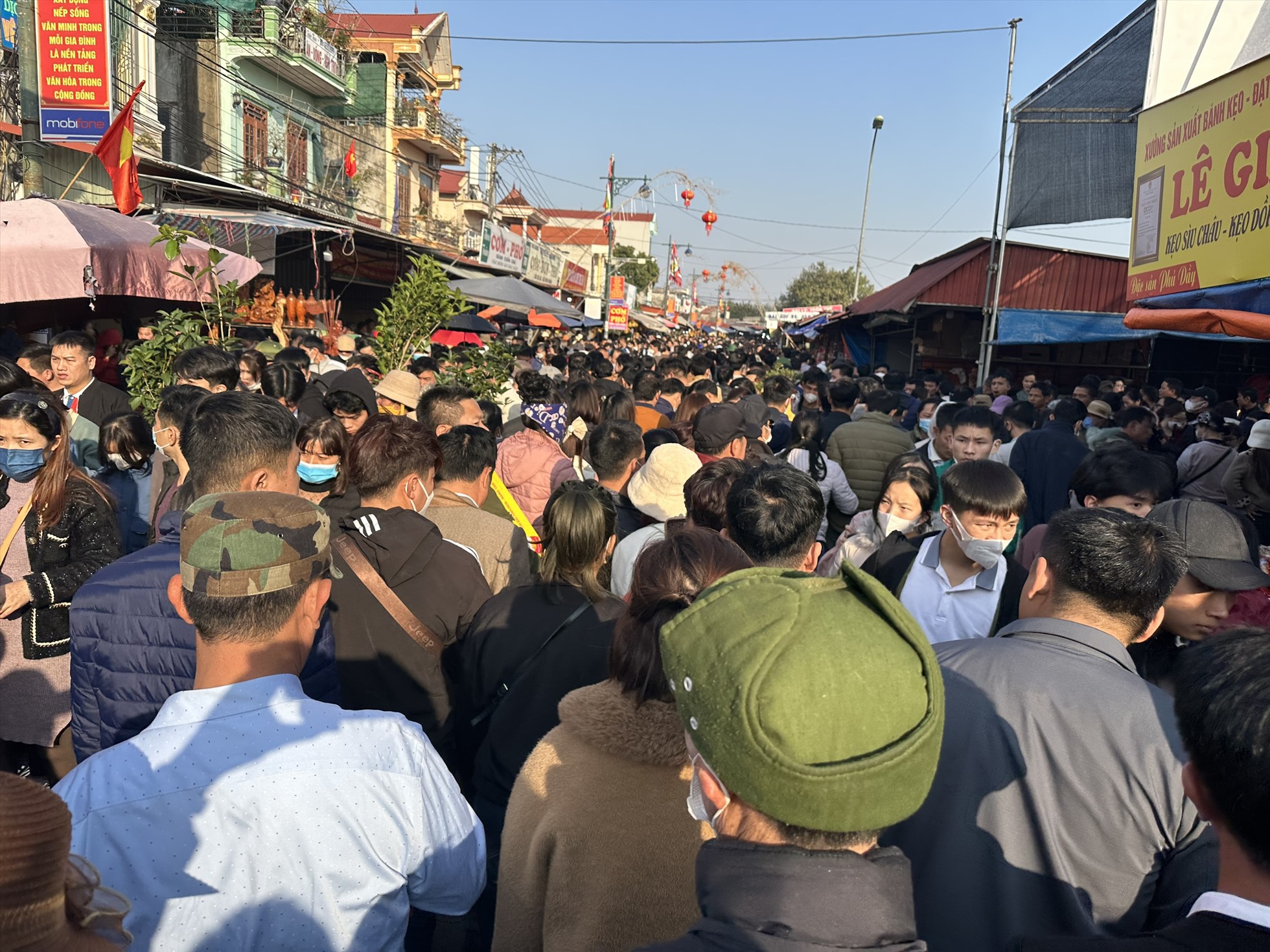 Cảnh tượng tại nơi chỉ họp chợ duy nhất 1 lần trong năm: Đ&ecirc;m nay mới l&agrave; ch&iacute;nh hội- Ảnh 3.