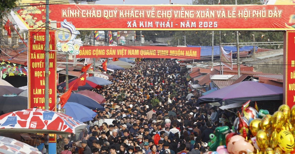 Cảnh tượng tại nơi chỉ họp chợ duy nhất 1 lần trong năm: Đ&ecirc;m nay mới l&agrave; ch&iacute;nh hội- Ảnh 1.