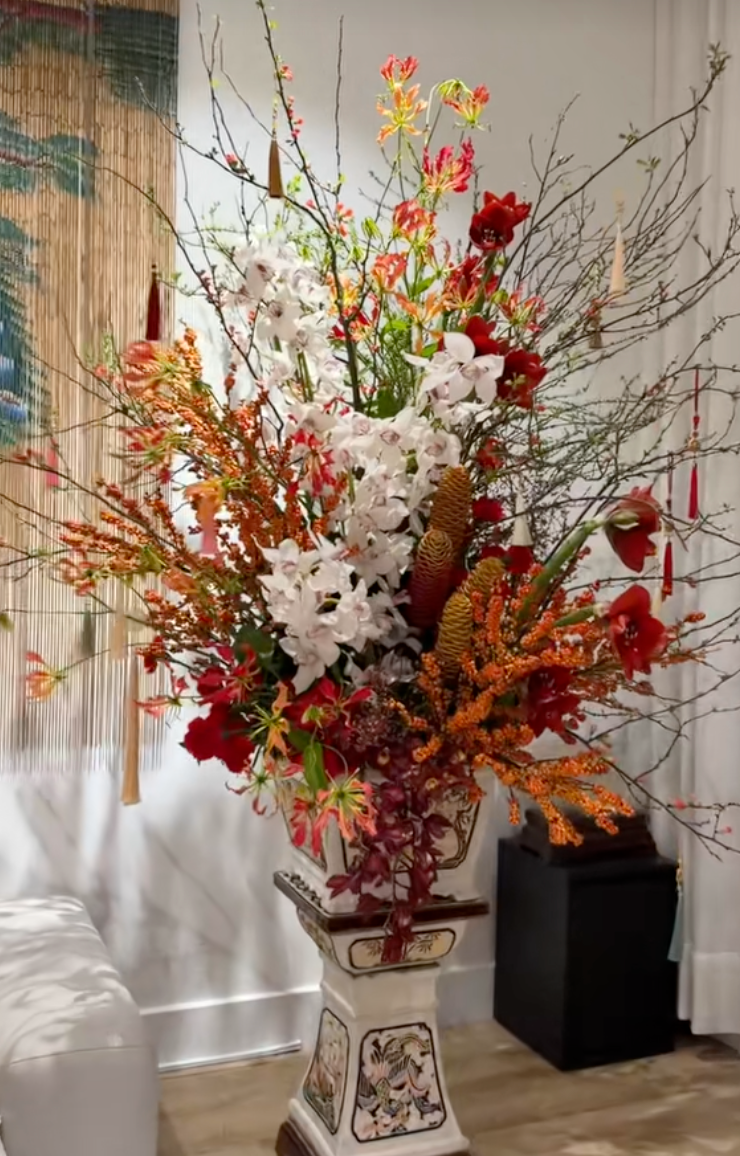 Tr&ugrave;m cuối "d&acirc;u h&agrave;o m&ocirc;n" Tuấn Dương h&igrave; hục cắm lọ hoa 20 triệu để chưng Tết, vẫn bị "b&aacute;nh b&egrave;o" Suli bẻ l&aacute;, vặt hoa kh&ocirc;ng thương tiếc- Ảnh 2.