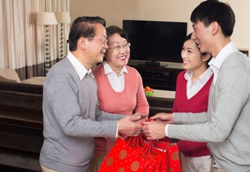 Tết về qu&ecirc; định biếu họ h&agrave;ng 18 triệu đồng, nghe mọi người n&oacute;i 1 c&acirc;u, t&ocirc;i lập tức thay đổi quyết định- Ảnh 1.