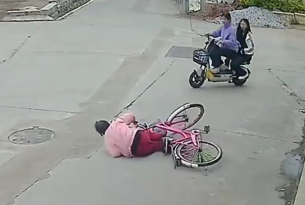 Diễn biến MỚI NHẤT vụ 2 nữ sinh đỡ cụ b&agrave; ng&atilde; xe, bị đ&ograve;i bồi thường 844 triệu đồng- Ảnh 2.