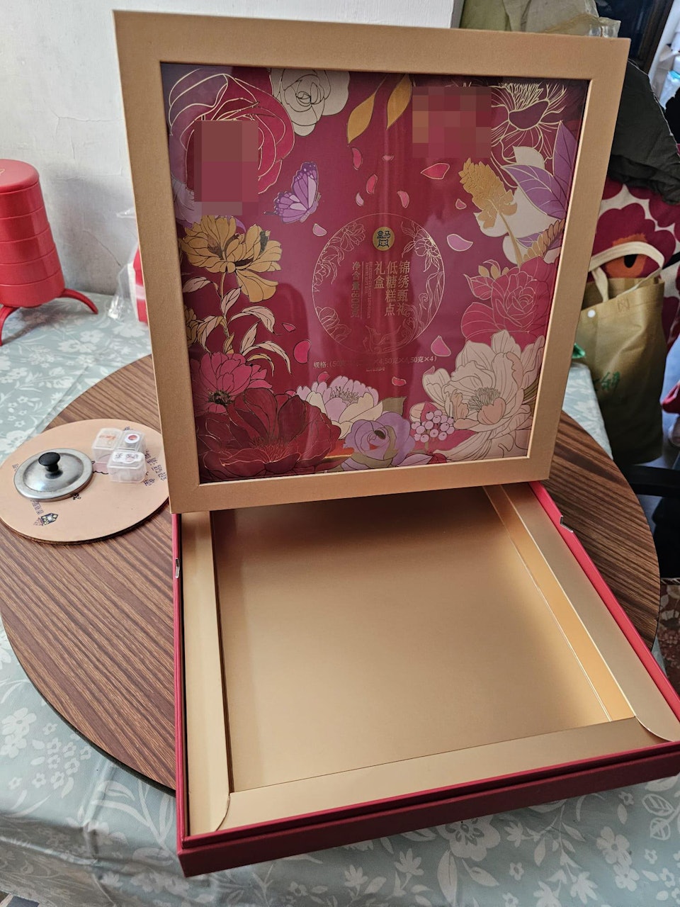 Mua hộp qu&agrave; cao cấp để đi biếu ch&uacute;c Tết họ h&agrave;ng, người phụ nữ &ecirc; chề khi mở ra v&agrave; chứng kiến những g&igrave; b&ecirc;n trong- Ảnh 2.