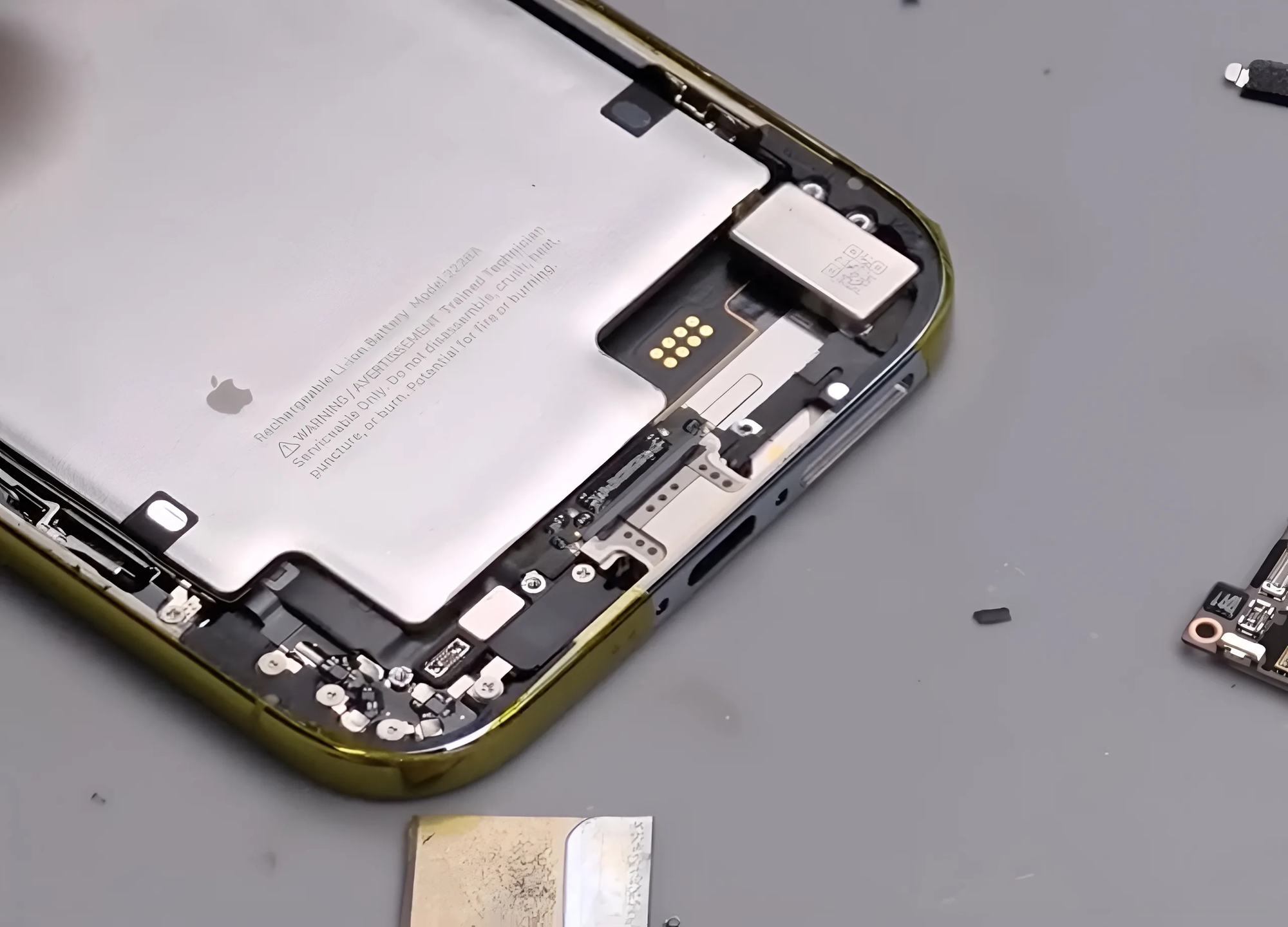 Đ&acirc;y l&agrave; iPhone Air độc lạ nhất: Lưng trong suốt lộ hết nội thất, th&ecirc;m cả khe SIM thật- Ảnh 2.