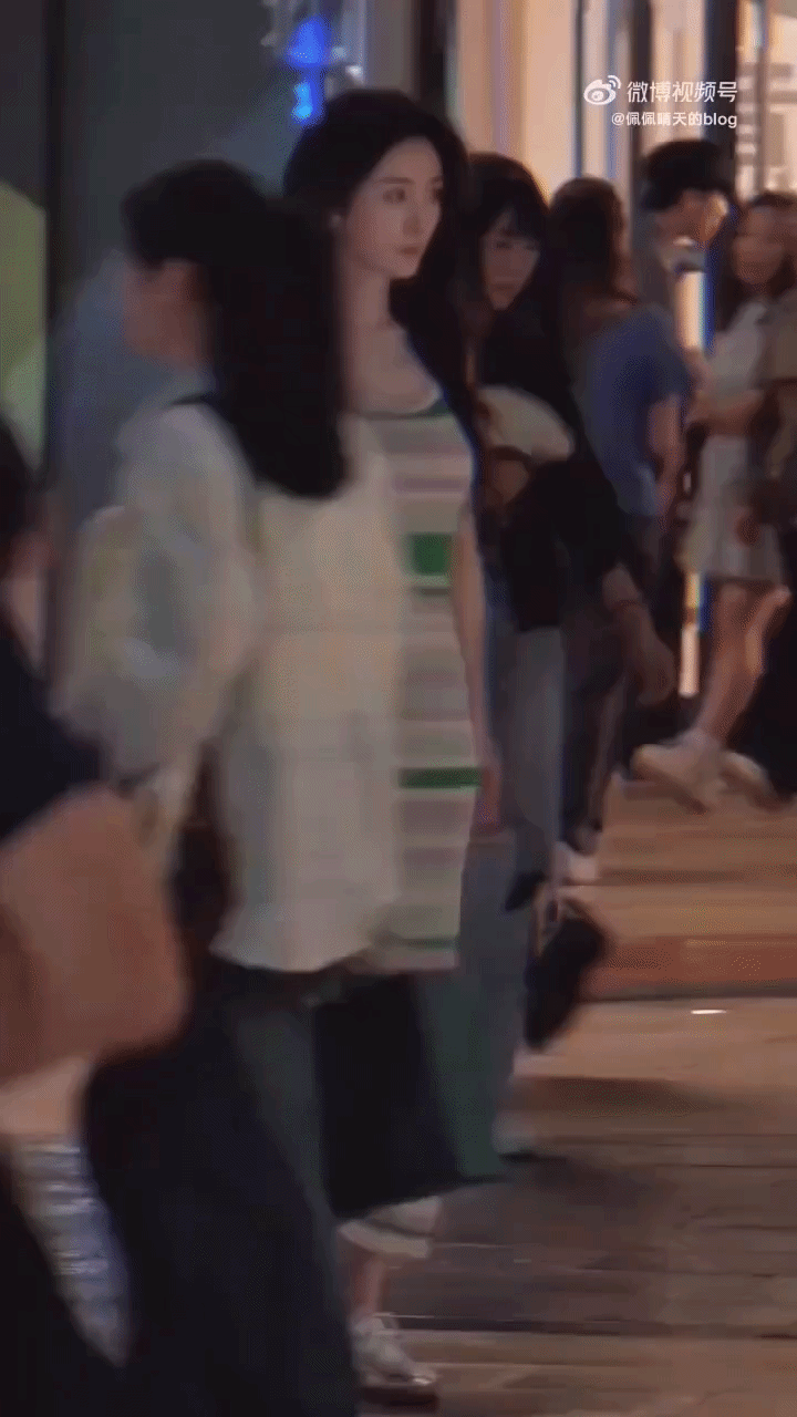 Dương Mịch biến 1 mẫu v&aacute;y d&igrave;m d&aacute;ng th&agrave;nh m&oacute;n được săn l&ugrave;ng- Ảnh 2.