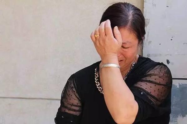 Mang 127 triệu tiền tiết kiệm mua v&agrave;ng mừng đầy th&aacute;ng ch&aacute;u, b&agrave; l&ecirc;n th&agrave;nh phố thấy chiếc &ocirc; t&ocirc; đậu ngo&agrave;i s&acirc;n, v&agrave;ng kh&ocirc;ng c&ograve;n- Ảnh 3.