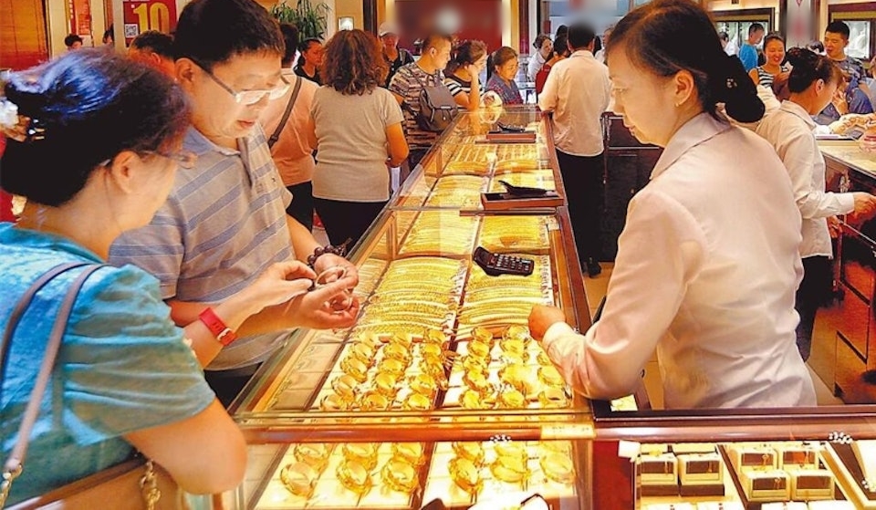 Mang 127 triệu tiền tiết kiệm mua v&agrave;ng mừng đầy th&aacute;ng ch&aacute;u, b&agrave; l&ecirc;n th&agrave;nh phố thấy chiếc &ocirc; t&ocirc; đậu ngo&agrave;i s&acirc;n, v&agrave;ng kh&ocirc;ng c&ograve;n- Ảnh 1.