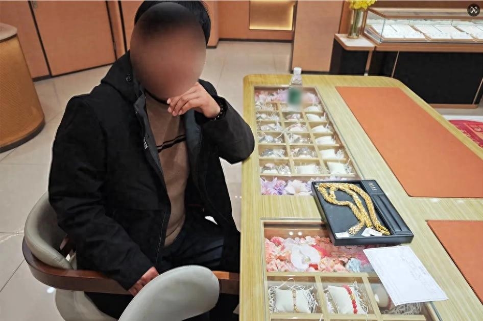 Ph&aacute;t hiện 1 người đ&agrave;n &ocirc;ng mua 58,67 chỉ v&agrave;ng c&ugrave;ng một l&uacute;c, nh&acirc;n vi&ecirc;n n&oacute;i thẳng: &ldquo;Ch&uacute;ng t&ocirc;i kh&ocirc;ng b&aacute;n&ldquo;- Ảnh 2.