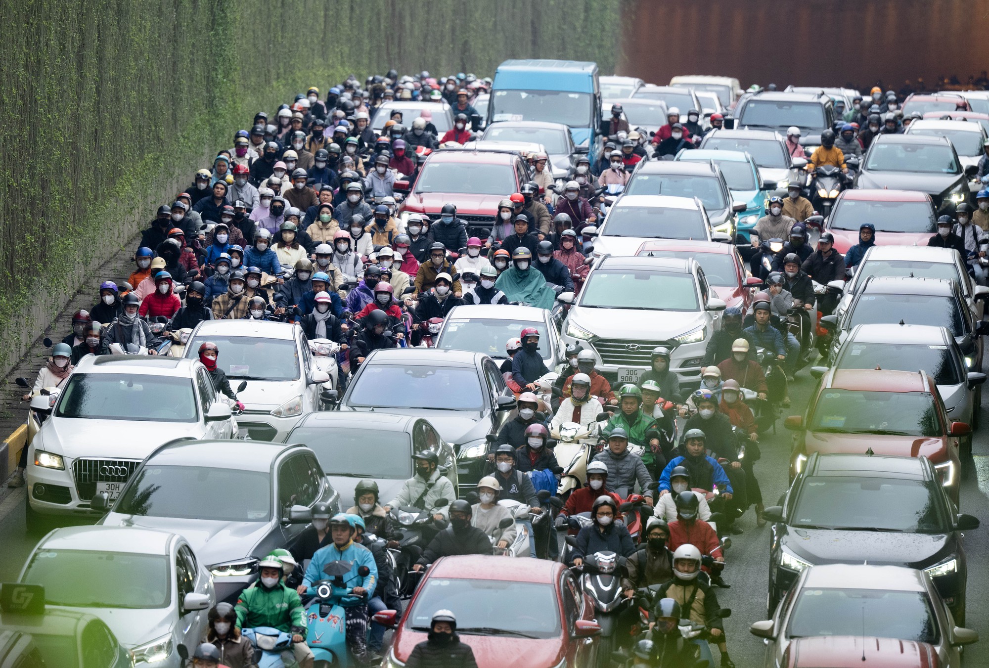 S&aacute;ng khai xu&acirc;n, d&acirc;n c&ocirc;ng sở H&agrave; Nội đối mặt "kiếp nạn" đầu ti&ecirc;n của năm mới- Ảnh 1.