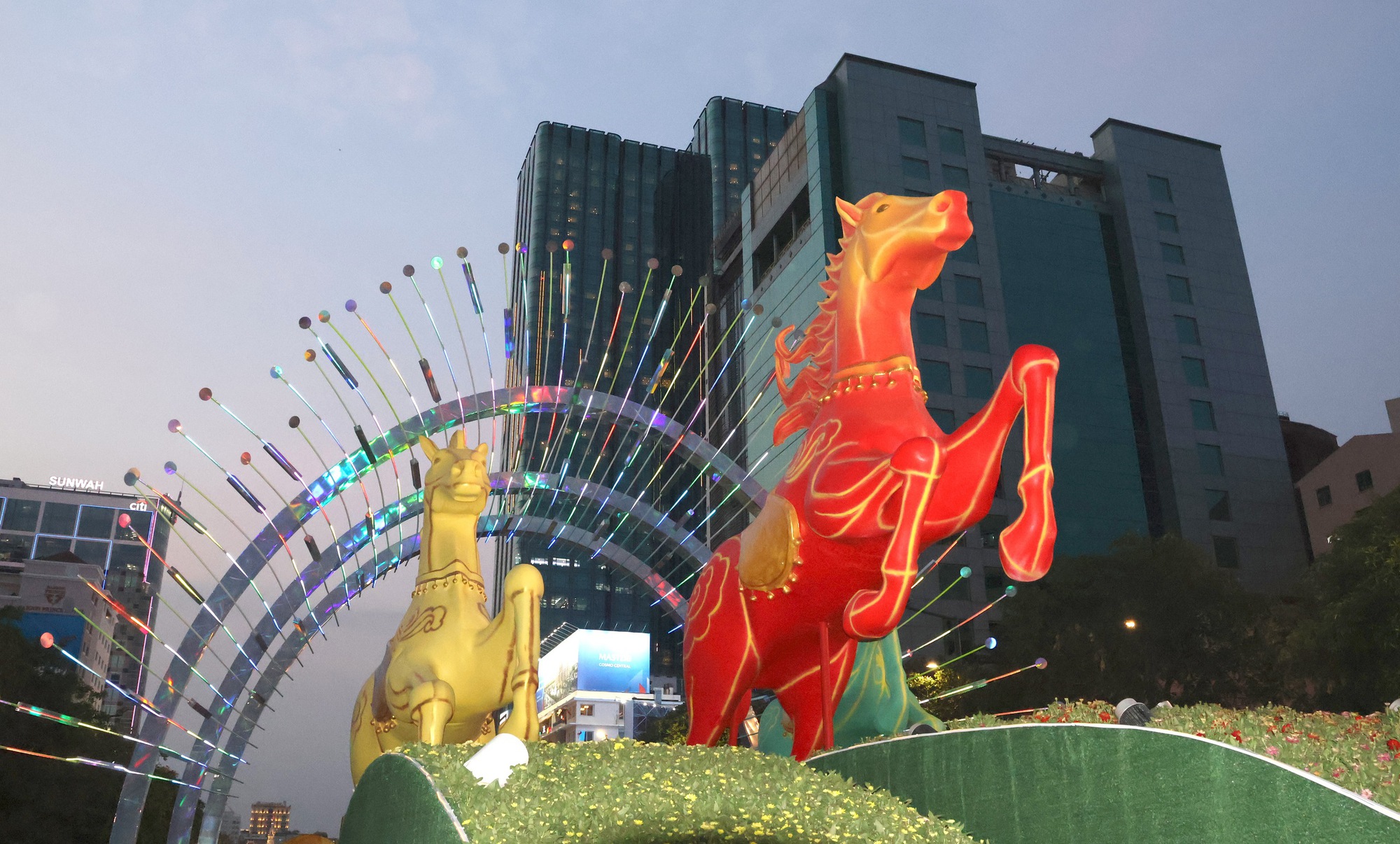 Đường hoa Nguyễn Huệ giữ lại hai đại cảnh th&ecirc;m một th&aacute;ng- Ảnh 2.