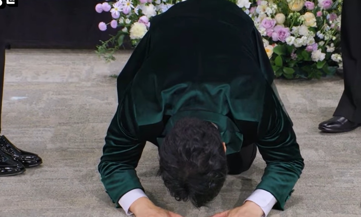 Cảnh tượng lạ cả d&agrave;n sao Running Man quỳ lạy kh&oacute;c l&oacute;c thảm thiết tr&ecirc;n s&oacute;ng truyền h&igrave;nh- Ảnh 2.