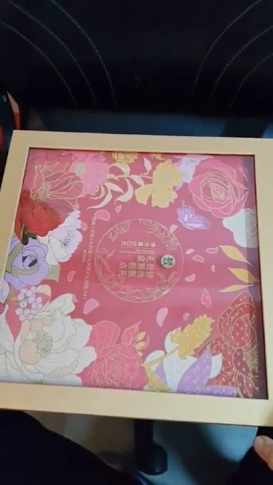 Mua hộp qu&agrave; cao cấp để đi biếu ch&uacute;c Tết họ h&agrave;ng, người phụ nữ &ecirc; chề khi mở ra v&agrave; chứng kiến những g&igrave; b&ecirc;n trong- Ảnh 1.