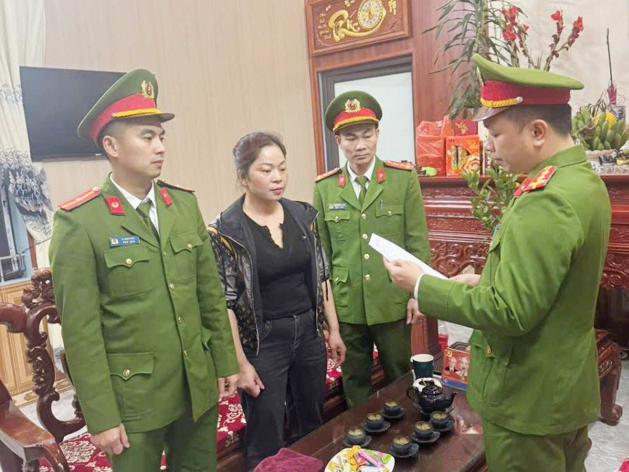 Bắt khẩn cấp người phụ nữ thu tiền xe tr&aacute;i ph&eacute;p người đi lễ đầu năm- Ảnh 1.