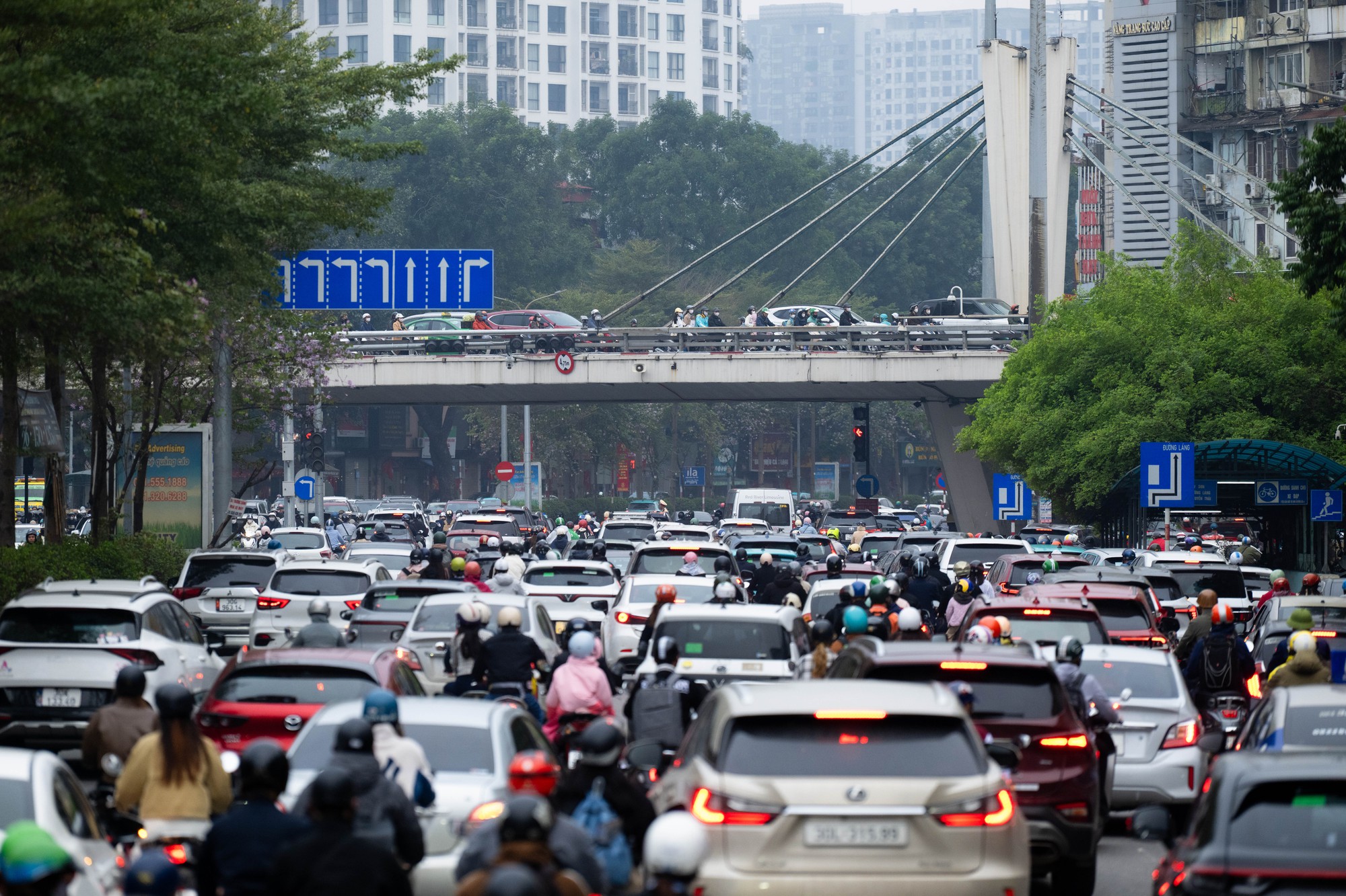 S&aacute;ng khai xu&acirc;n, d&acirc;n c&ocirc;ng sở H&agrave; Nội đối mặt "kiếp nạn" đầu ti&ecirc;n của năm mới- Ảnh 5.