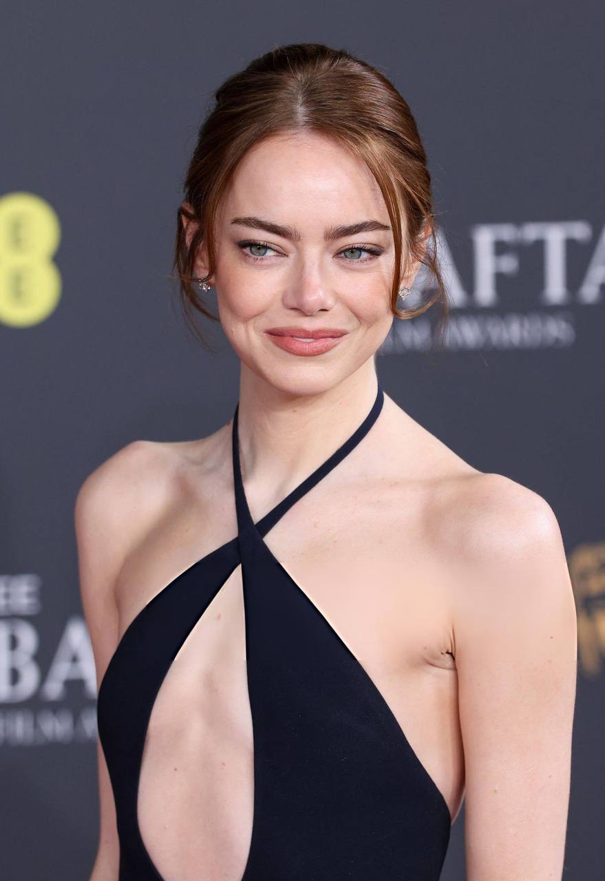 Chiếc v&aacute;y chấn động nhất l&uacute;c n&agrave;y: Ph&ocirc; b&agrave;y gần như ngực trần của minh tinh 38 tuổi- Ảnh 3.